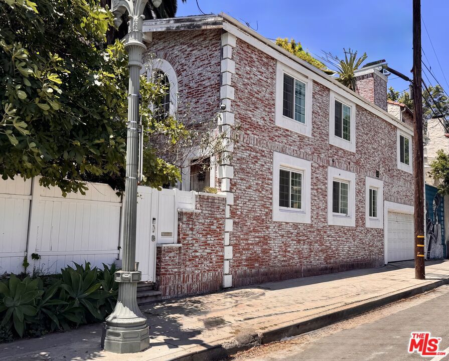 2225 N Cahuenga Boulevard Property Photo 25