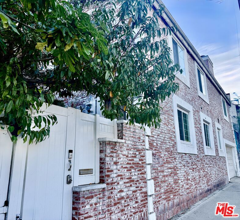 2225 N Cahuenga Boulevard Property Photo 26
