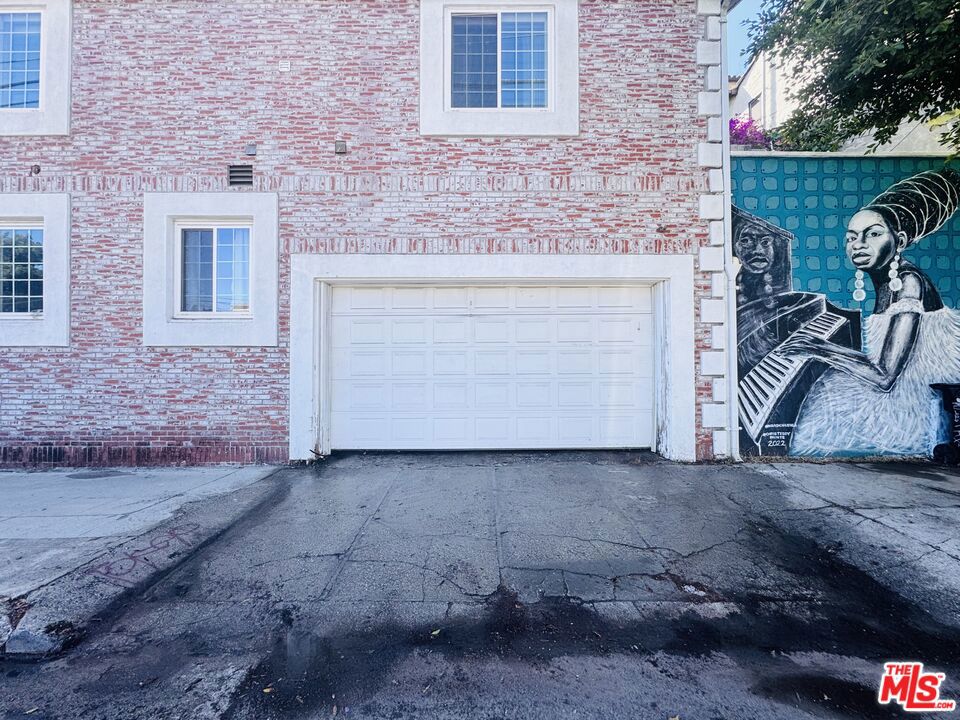2225 N Cahuenga Boulevard Property Photo 27