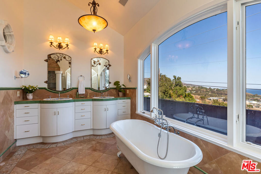 3453 Coast View Drive Property Photo 18