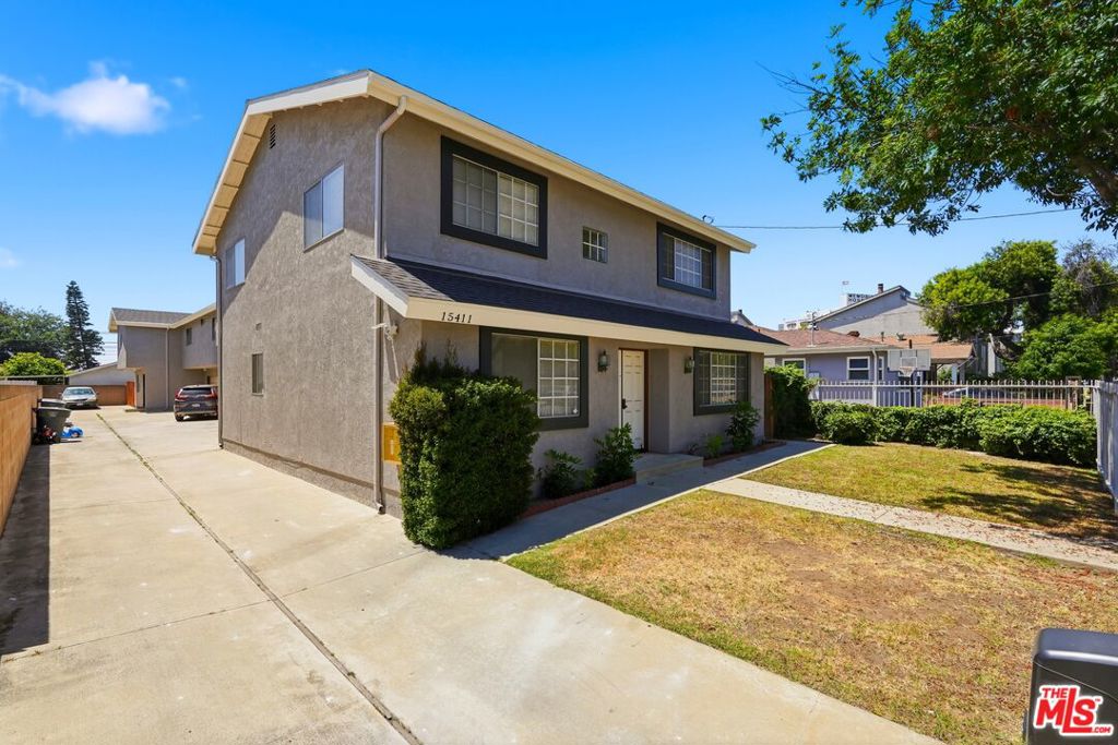 15411 S Berendo Avenue Property Photo 6