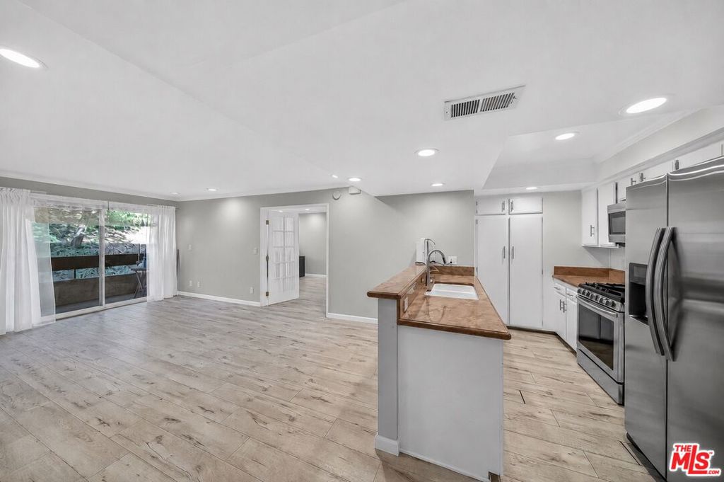2700 Cahuenga Boulevard 4220 Property Photo 10