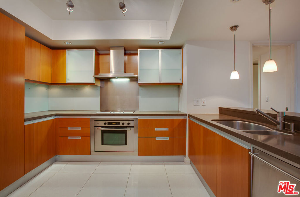 10520 Wilshire Boulevard 1004 Property Photo 16