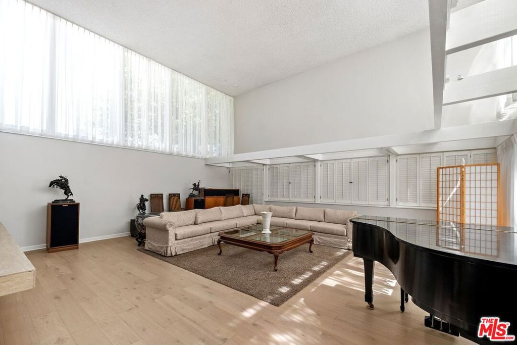 6505 S Halm Avenue Property Photo 8