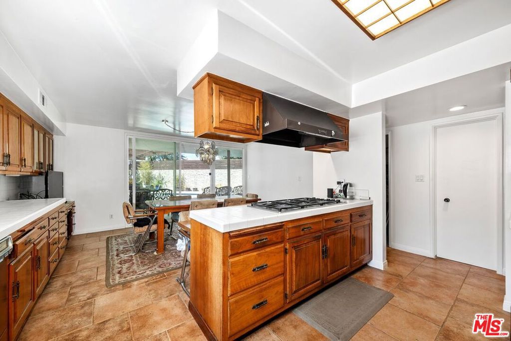 6505 S Halm Avenue Property Photo 17