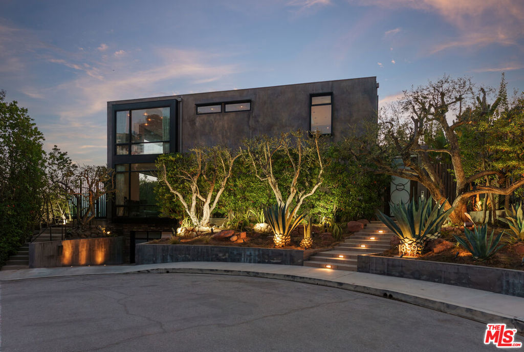 1859 N Doheny Drive Property Photo 3