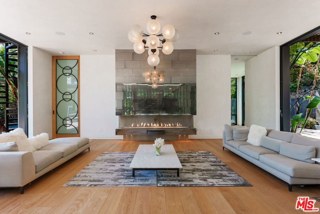 1859 N Doheny Drive Property Photo 8