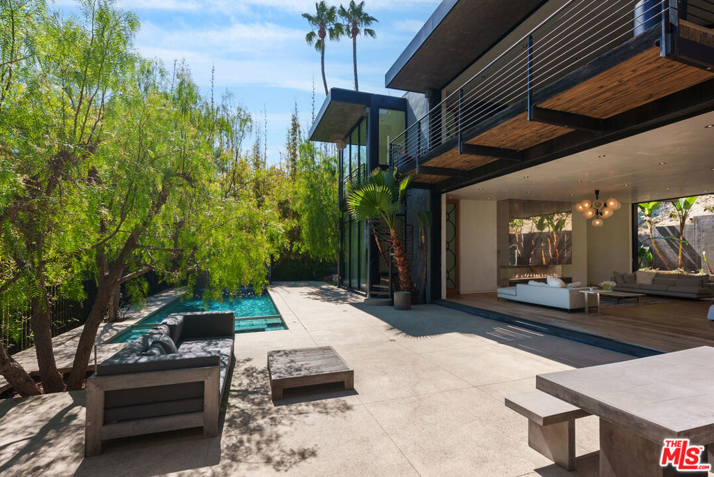 1859 N Doheny Drive Property Photo 18