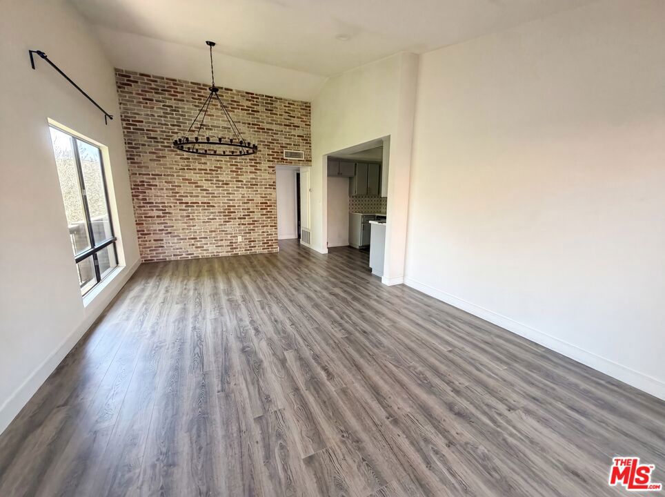 7300 Corbin Avenue M Property Photo 3