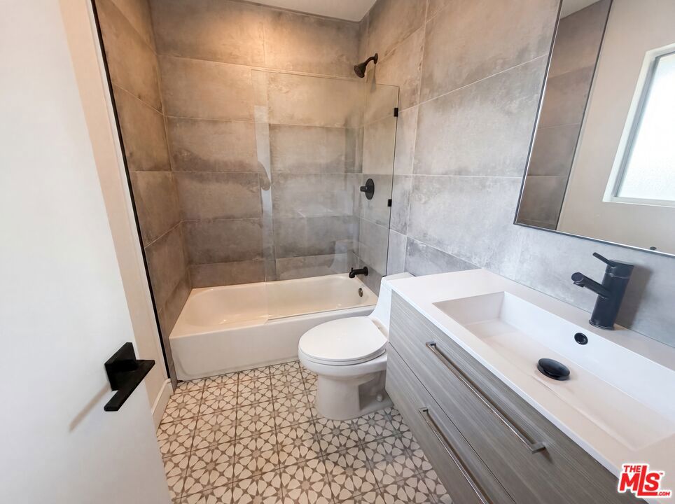 7300 Corbin Avenue M Property Photo 12