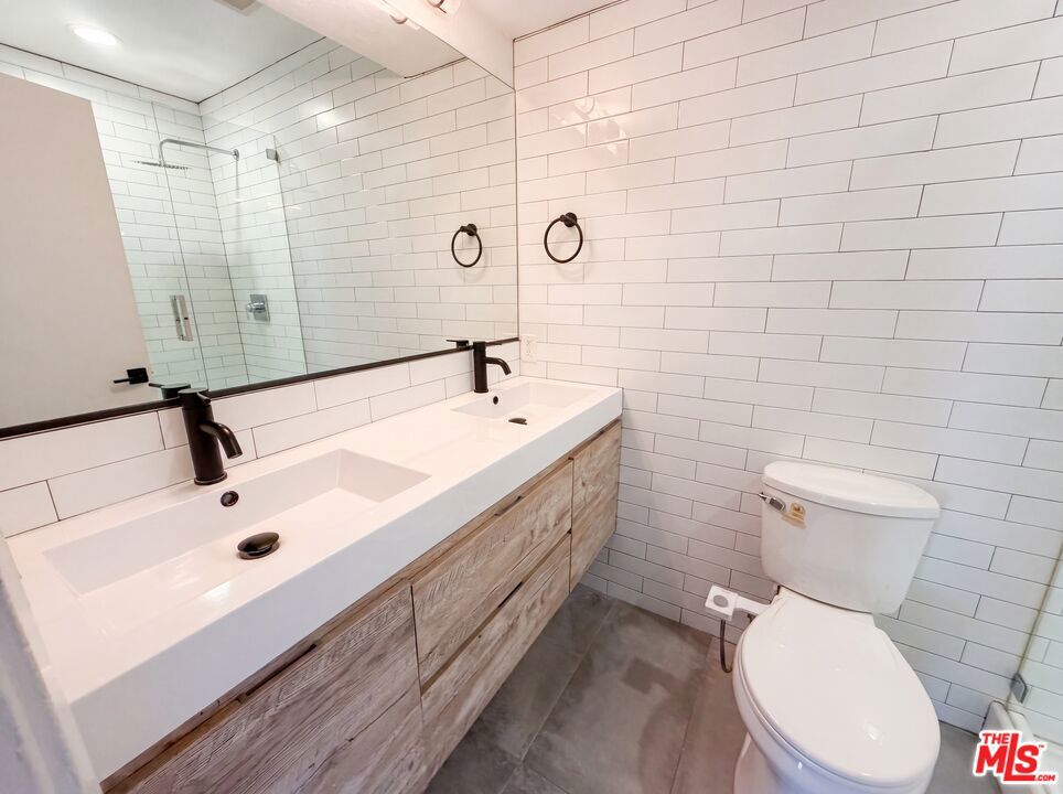 7300 Corbin Avenue M Property Photo 13