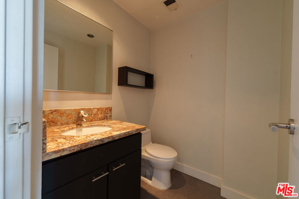 1131 Alta Loma Road 207 Property Photo 7