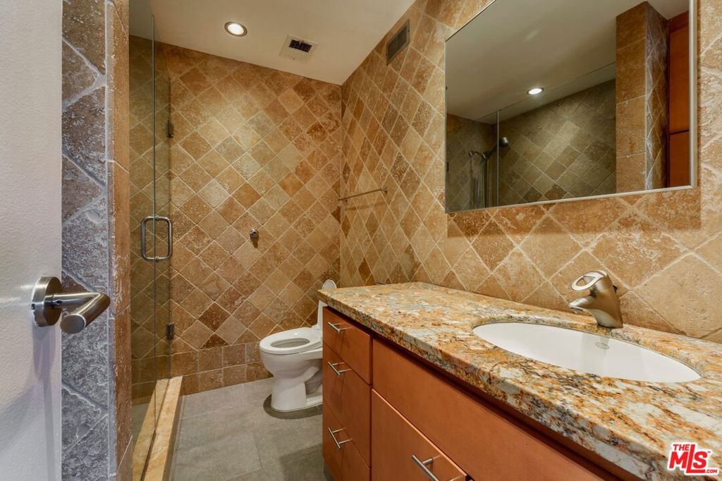 1131 Alta Loma Road 207 Property Photo 10