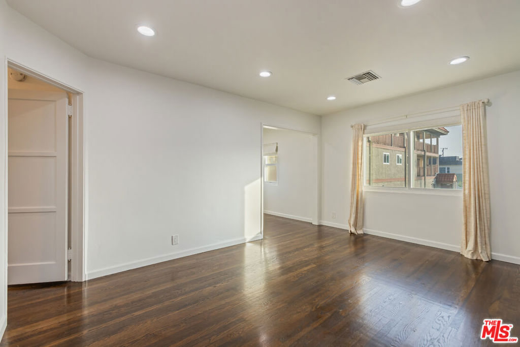 811 E Nutwood Street Property Photo 10