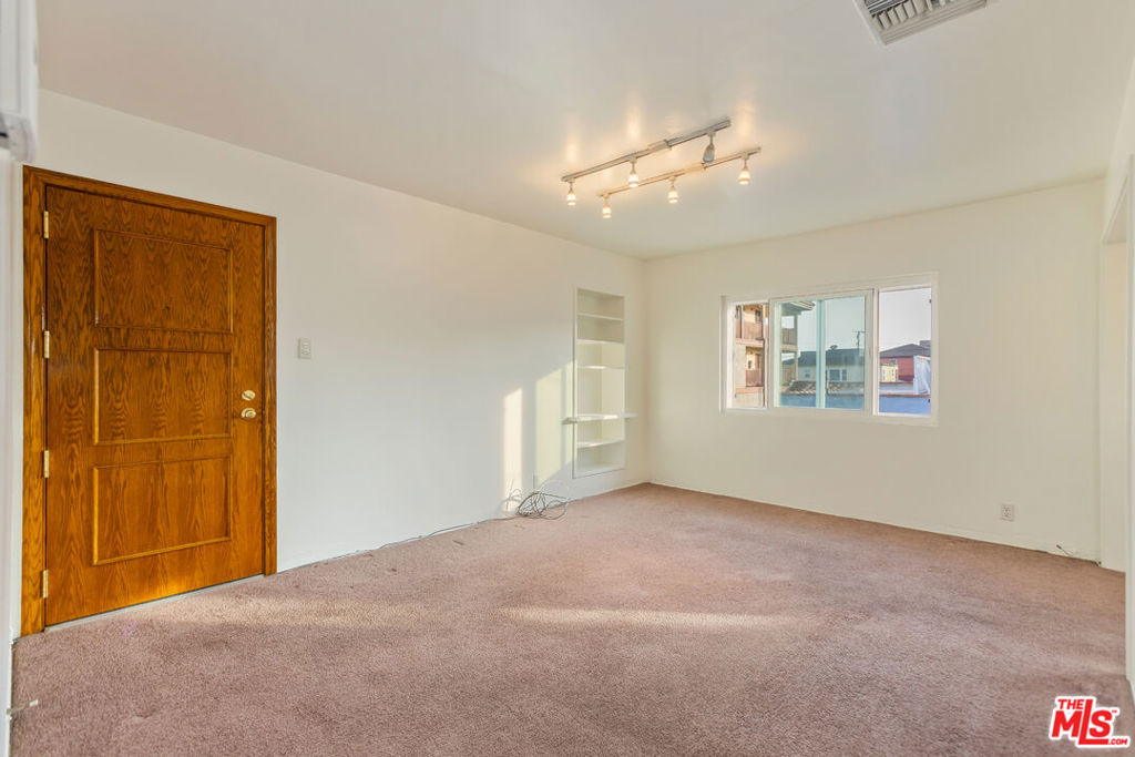 811 E Nutwood Street Property Photo 15