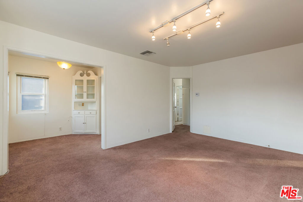 811 E Nutwood Street Property Photo 16
