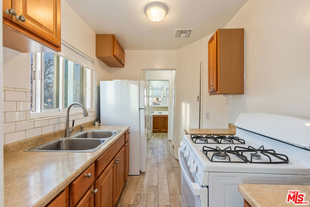 811 E Nutwood Street Property Photo 18