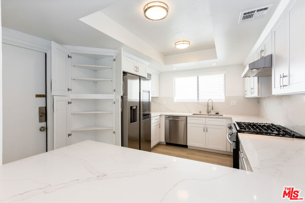 1738 S Bentley Avenue 302 Property Photo 12