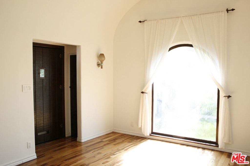 118 N La Peer Drive Property Photo 4