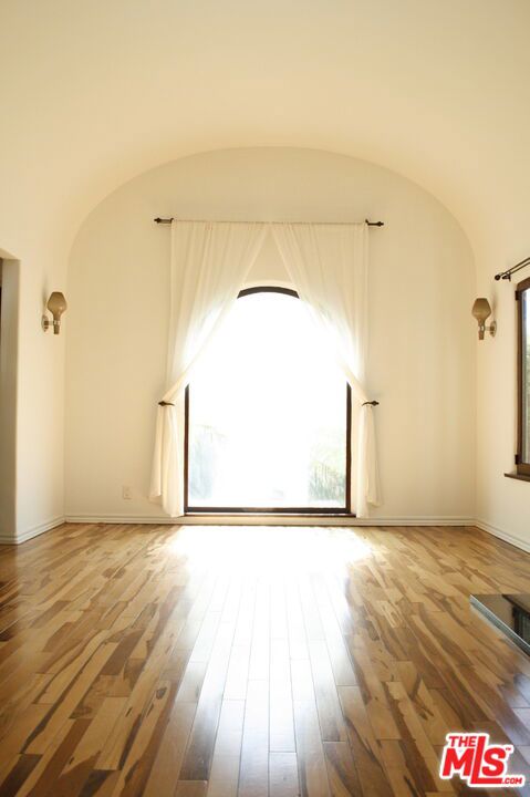 118 N La Peer Drive Property Photo 5