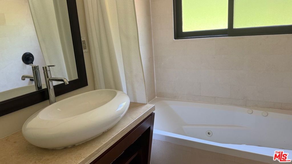 118 N La Peer Drive Property Photo 20