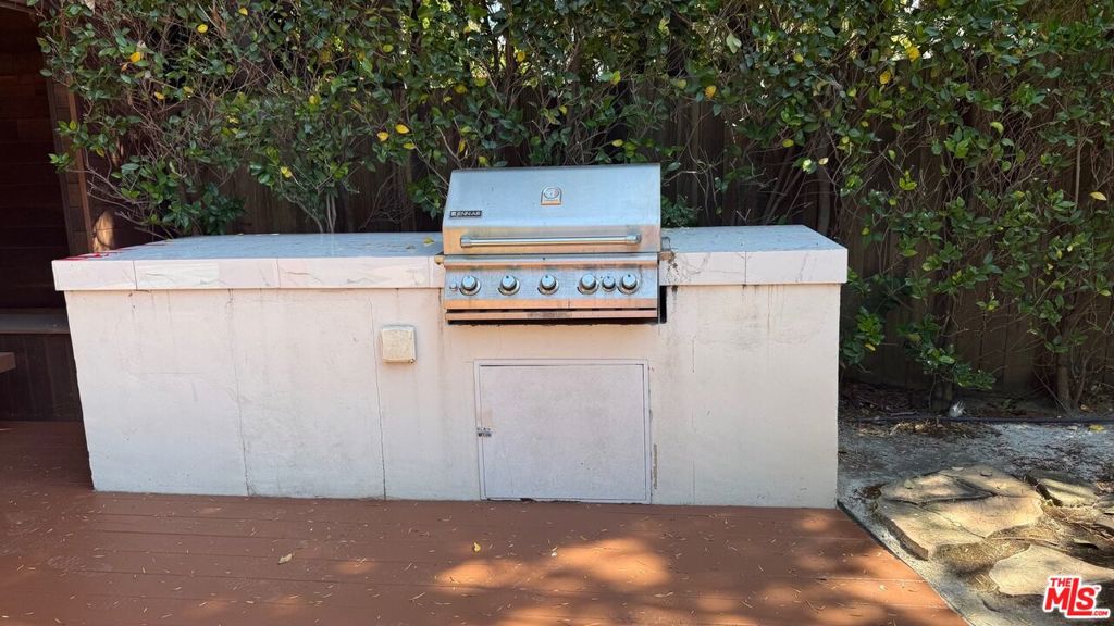 118 N La Peer Drive Property Photo 31