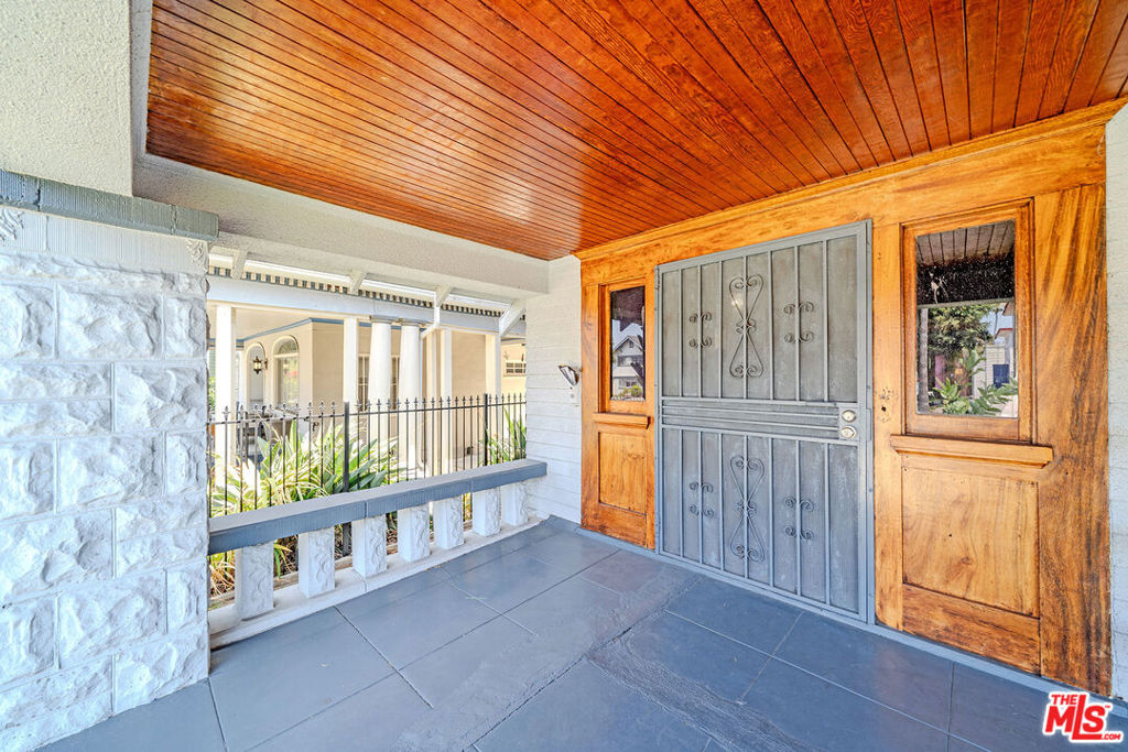 1404 S Manhattan Place Property Photo 2