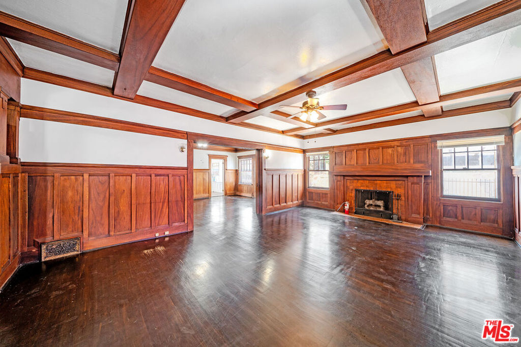 1404 S Manhattan Place Property Photo 3
