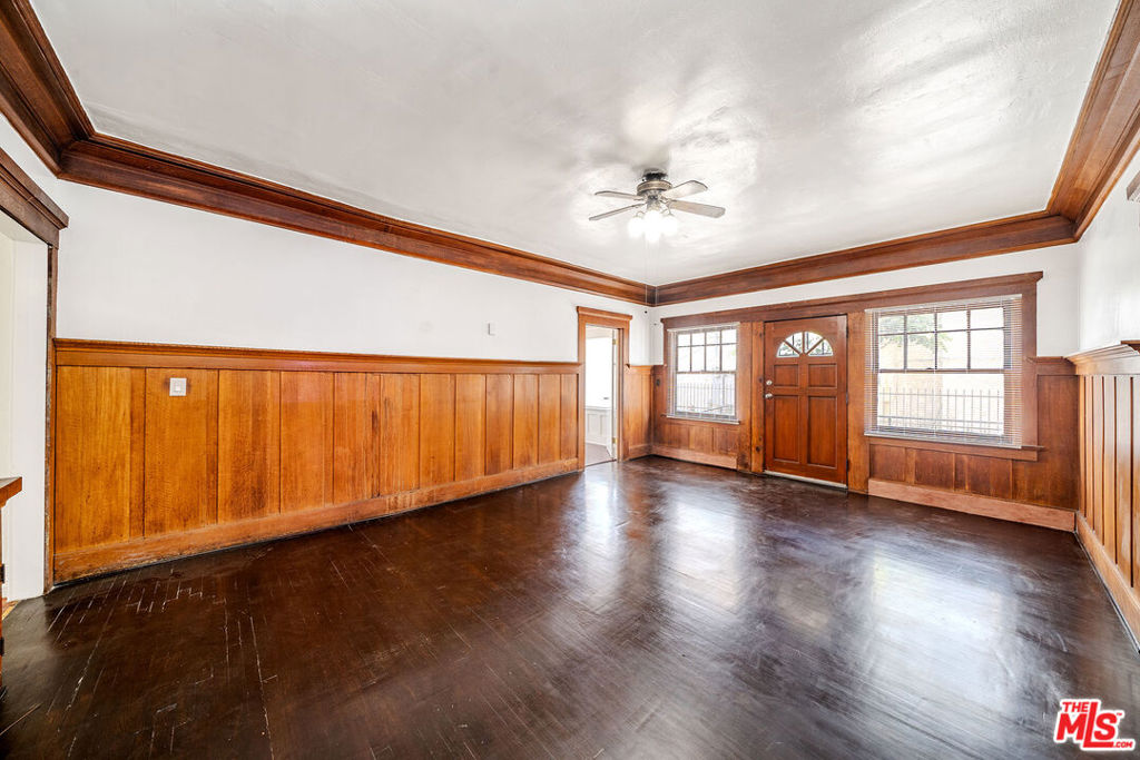 1404 S Manhattan Place Property Photo 6