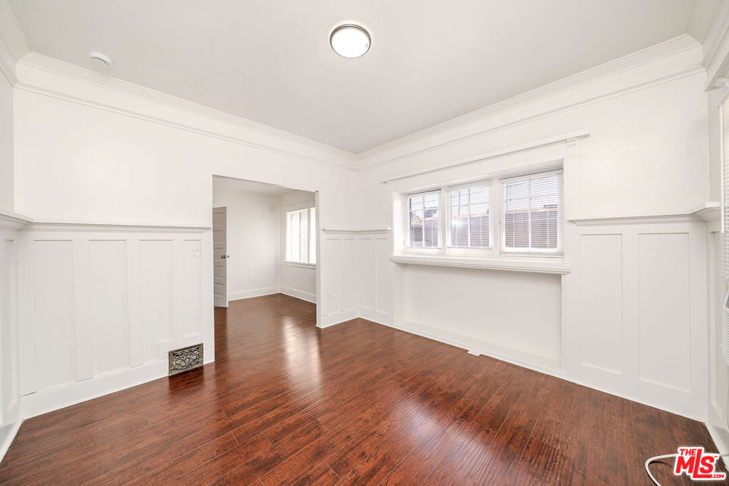 1404 S Manhattan Place Property Photo 8