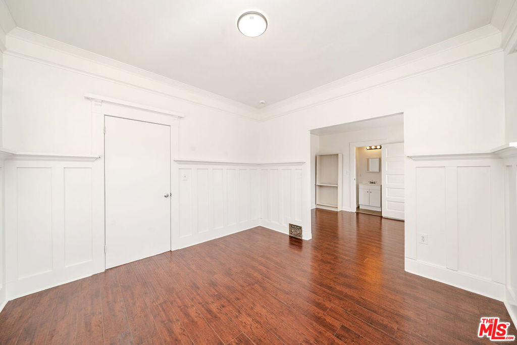 1404 S Manhattan Place Property Photo 9