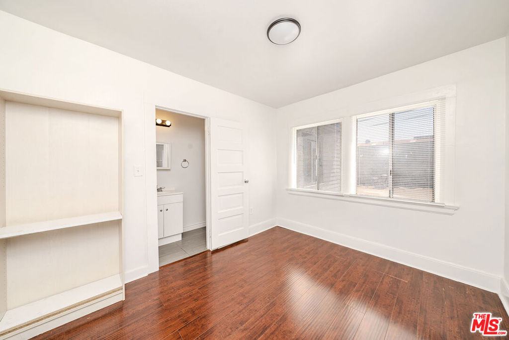 1404 S Manhattan Place Property Photo 10
