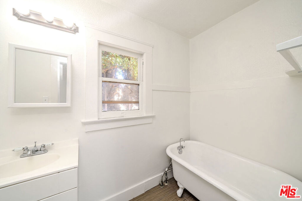 1404 S Manhattan Place Property Photo 11