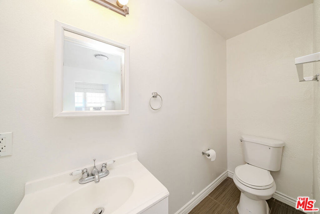 1404 S Manhattan Place Property Photo 12