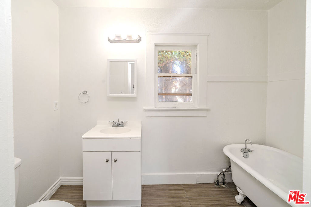 1404 S Manhattan Place Property Photo 13