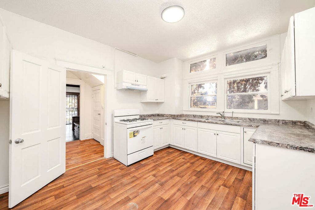 1404 S Manhattan Place Property Photo 15