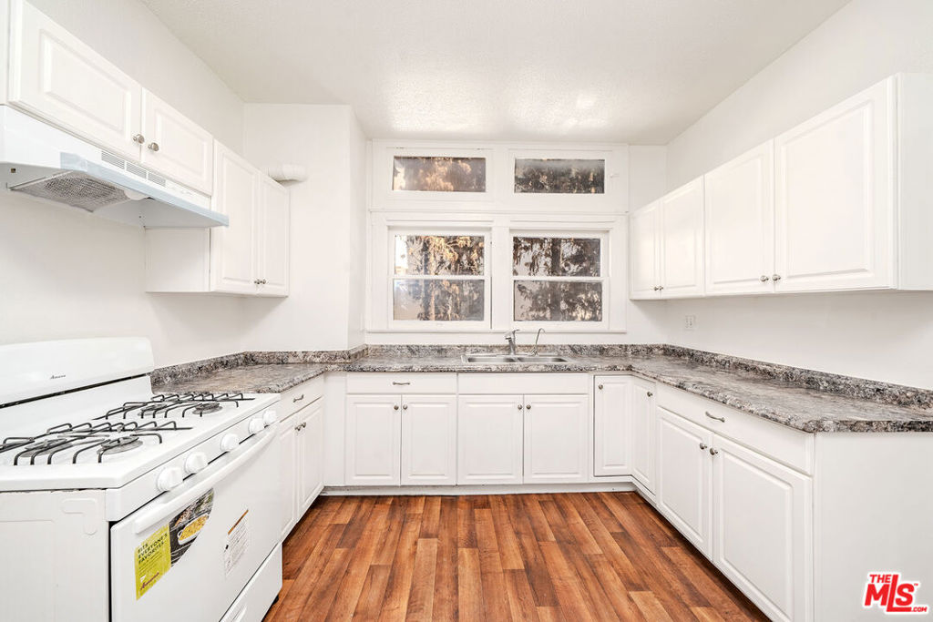1404 S Manhattan Place Property Photo 16