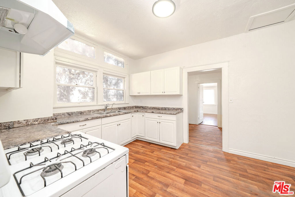 1404 S Manhattan Place Property Photo 17