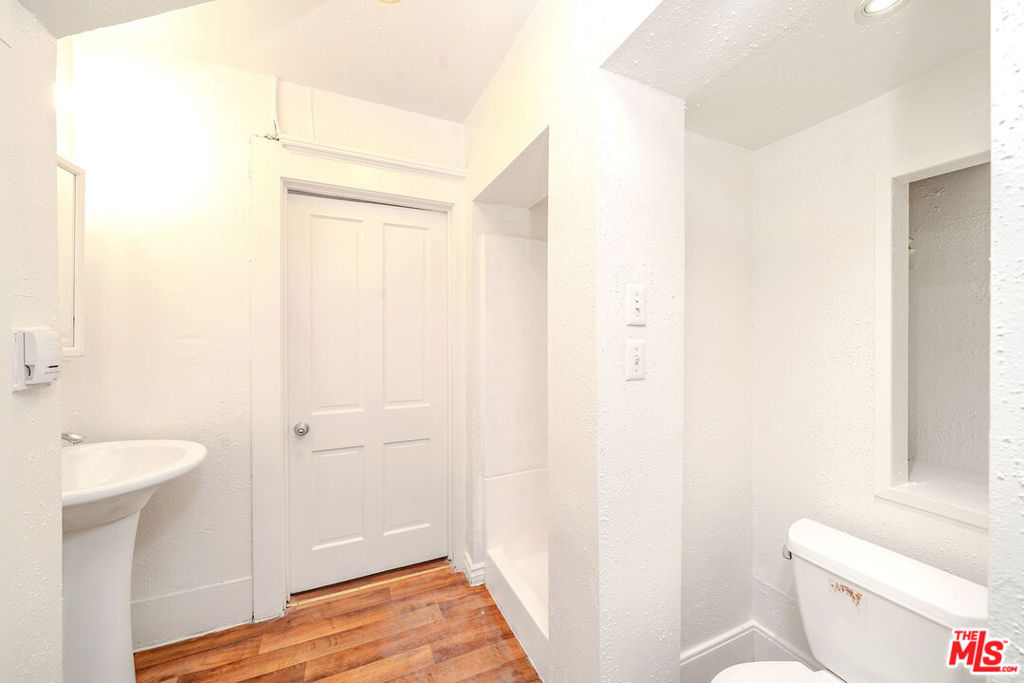 1404 S Manhattan Place Property Photo 18