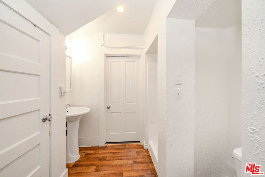 1404 S Manhattan Place Property Photo 19