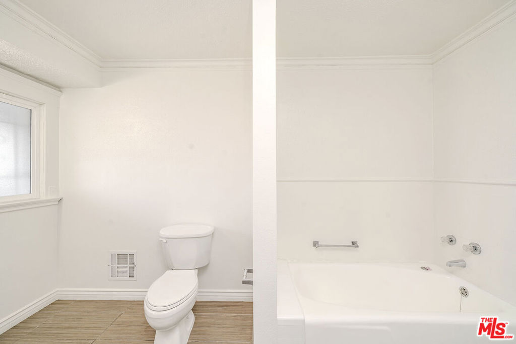 1404 S Manhattan Place Property Photo 22