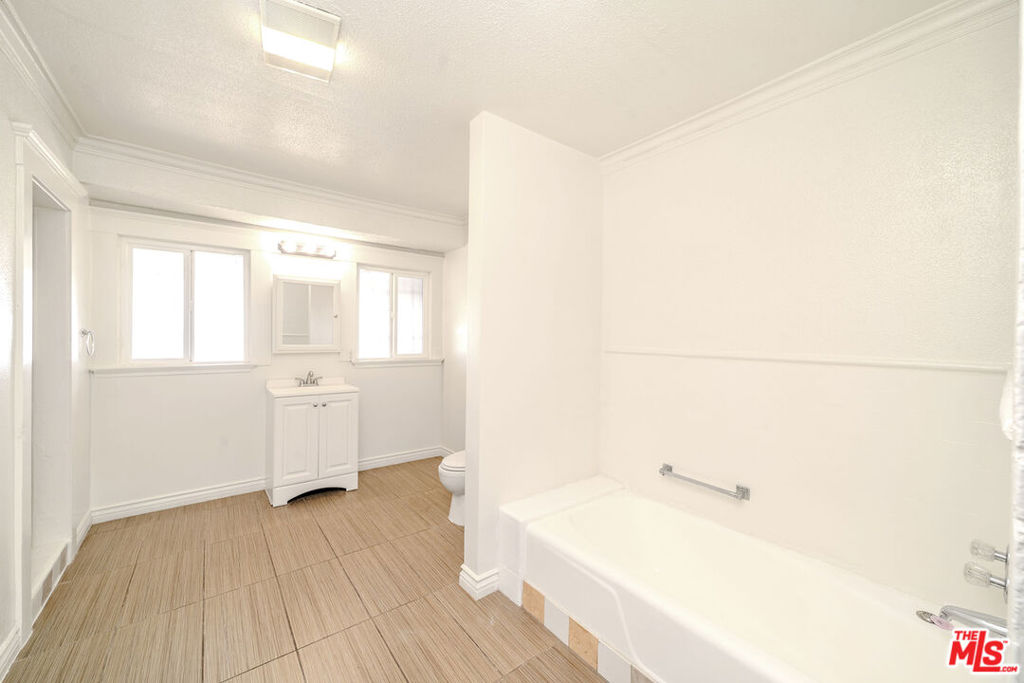 1404 S Manhattan Place Property Photo 23