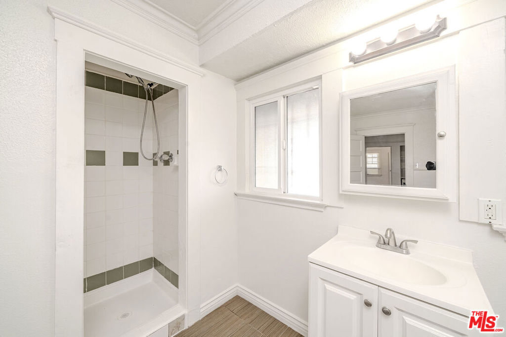 1404 S Manhattan Place Property Photo 25