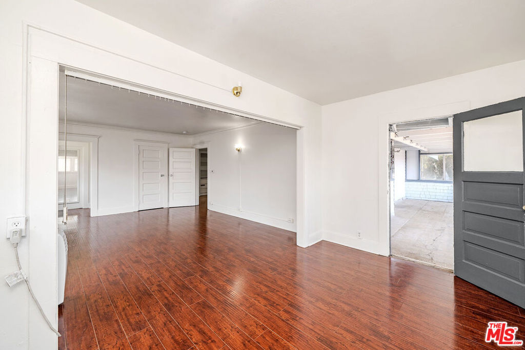 1404 S Manhattan Place Property Photo 27