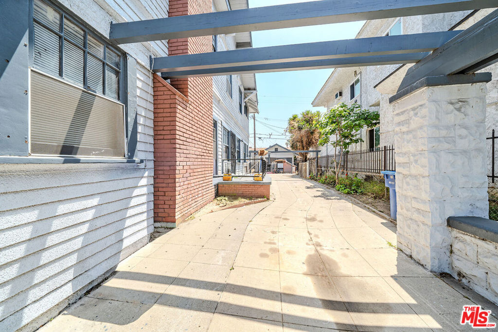 1404 S Manhattan Place Property Photo 33