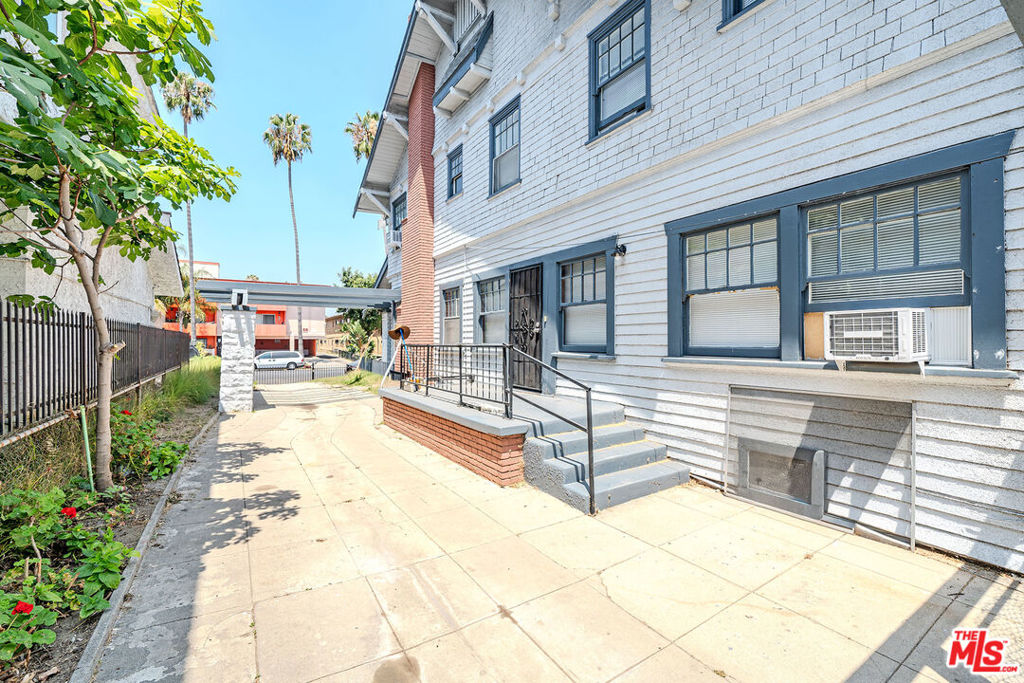 1404 S Manhattan Place Property Photo 37