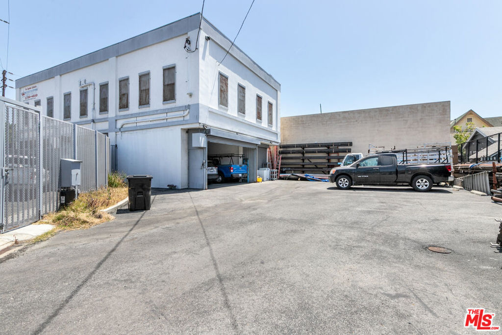 2207 S Vermont Avenue Property Photo 8