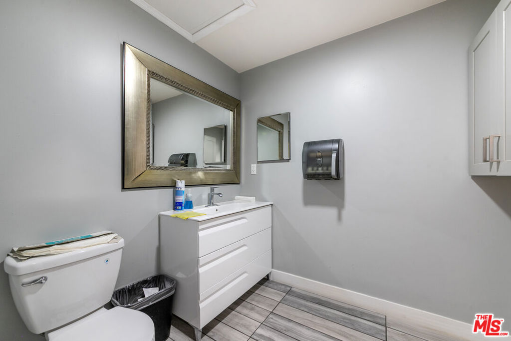 2207 S Vermont Avenue Property Photo 24