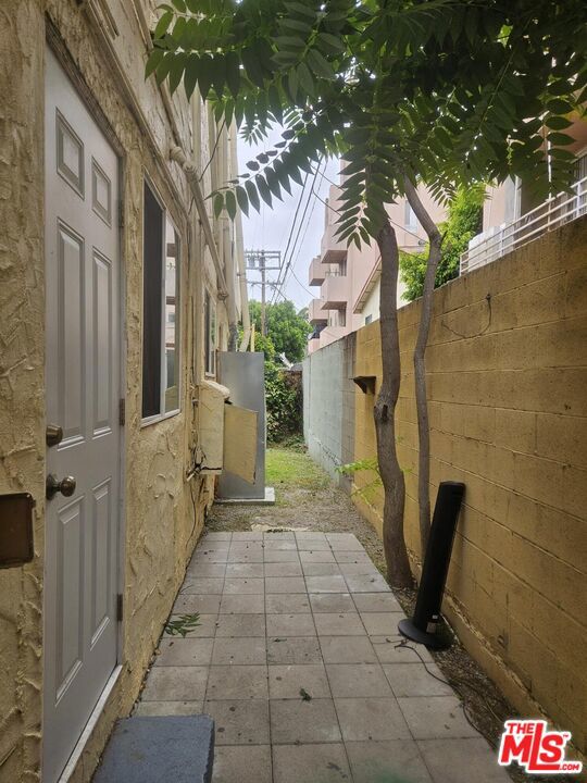 6477 Lexington Avenue Property Photo 7