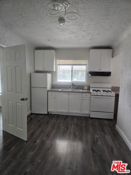 6477 Lexington Avenue Property Photo 8